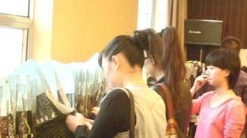 Operatrici cinesi osservano le collezioni pratesi