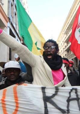 Uno dei senegalesi mentre incita il corteo 