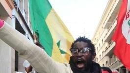 Uno dei senegalesi mentre incita il corteo