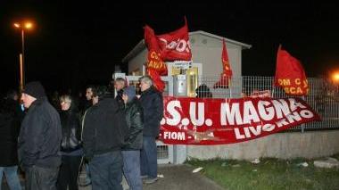 I lavoratori Magna non ci stanno: «Va allungata la cassa integrazione al 2013». E occupano la fabbrica