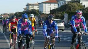 Tiro al bersaglio contro i cicloamatoricon un'arma ad aria compressa