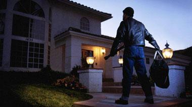 Notte di paura: imprenditore rapinato nella sua villa da tre banditi armati
