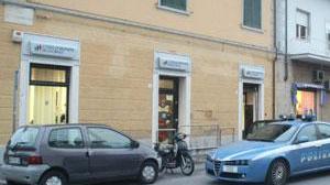 Parrucca e taglierino, rapina la banca e fugge con 6 mila euro