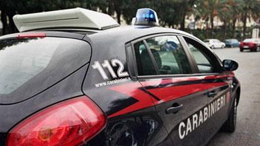 Barbiere difende la fidanzata a rasoiate e ferisce tre ragazzi