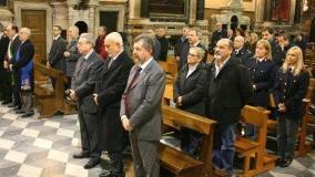 Il questore D’Agostino col prefetto Mannino durante la Messa Al lato un’agente e il vescovo (Foto Centro document Vvff)