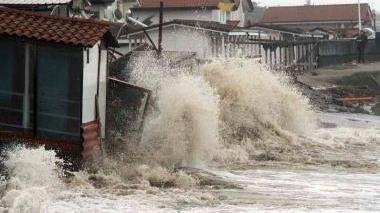 Il bagno Ida a Ronchi colpito duro da grandi ondate: l'immagine dice tutto del dramma che stanno ...