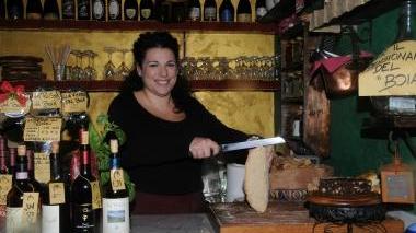 Francesca Valle al banco della sua “Tana del boia”