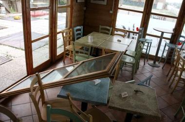 La porta divelta e linterno del Priscilla ieri mattina  
