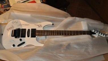La chitarra Ibanez all’asta su eBay per raccogliere fondi pro alluvionati