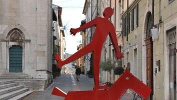 Una delle opere di Tomaino esposte in città
