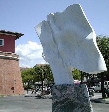 La scultura di Pomodoro 