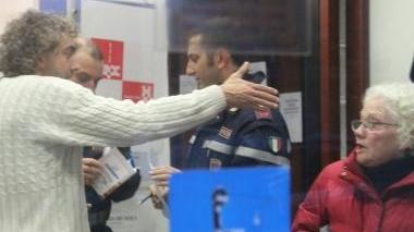 Uno dei clienti e l’anziana terrorizzata ascoltati dalla polizia