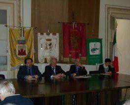 La firma del protocollo Sopra la protesta per difendere la scuola a Saline 