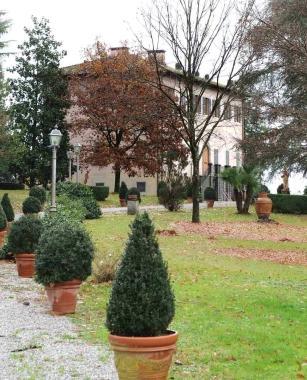 Svegliato e rapinato nella sua villa
