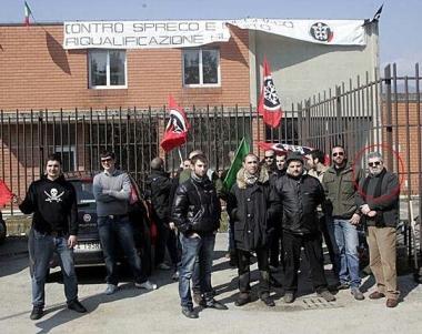Gianluca Casseri, a destra la manifestazione di CasaPound: Montagnolo &egrave; il primo a sinistra, Casseri il primo a destra 