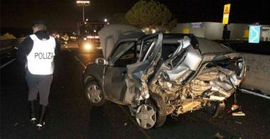 La Suzuki Ignis sulla quale viaggiavano Federico Ciampalini e Jacopo Caruso e sotto la Peugeot 206 ribaltata