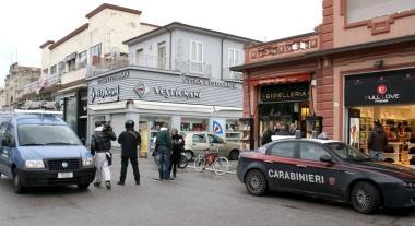 Da sinistra: la gioielleria rapinata, lo scooter dei malviventi e il pianto di Marinella Rossi 
