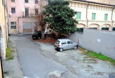 Via Apuana dove sarebbe partita la lite. A sinistra piazza Alberica 