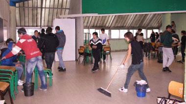 Studenti fanno una colletta e imbiancano i muri del Santoni