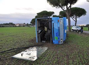 Maltempo, autobus dell'Atl investito da una tromba d'aria