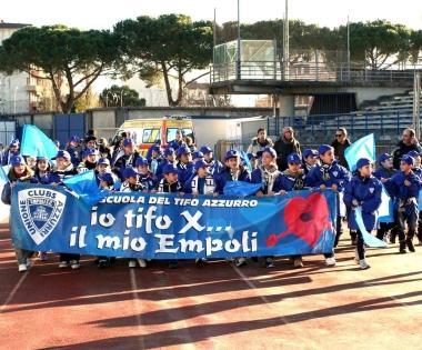 La sfilata dei bambini della Scuola del tifo prima dellinizio del match 