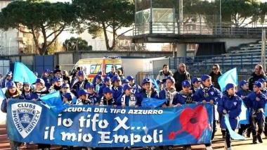 La sfilata dei bambini della Scuola del tifo prima dell’inizio del match
