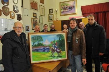 Un momento della consegna del quadro nella sede dellAnc locale   