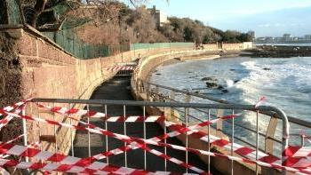 La passeggiata a mare di Castiglioncello chiusa per la frana