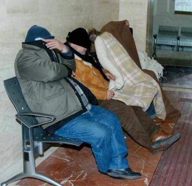 <b>ALLA STAZIONE</b> Senza casa nella sala di attesa per passare la notte    