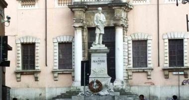 Il monumento di Giuseppe Mazzini in piazza Accademia 