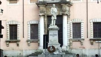 Il monumento di Giuseppe Mazzini in piazza Accademia
