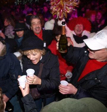 Una foto dellultimo Capodanno: stavolta niente bottiglie di vetro in piazza 