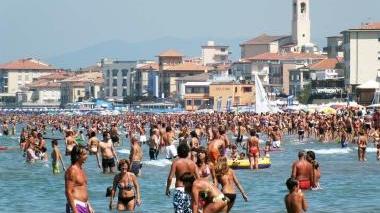 Turisti affollano in estate la spiaggia di San Vincenzo