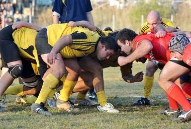 I giocatori dellUnion rugby impegnati in una mischia 