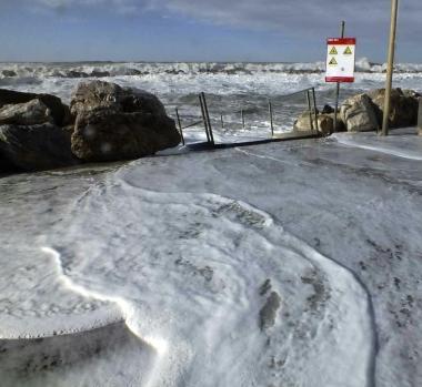 La furia del mare si &egrave; riversata sulla strada del lungomare  