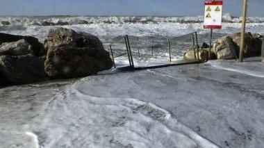 La furia del mare si è riversata sulla strada del lungomare