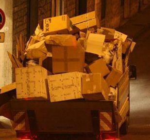 Furgone per la raccolta della carta 