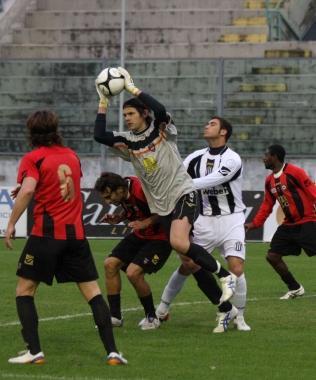 Sorrento: il portiere in uscita nel match di Viareggio 