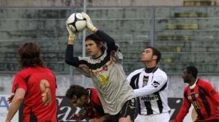 Sorrento: il portiere in uscita nel match di Viareggio