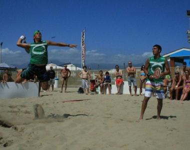 Il beach tennis anche in città Oggi il primo torneo al Cus