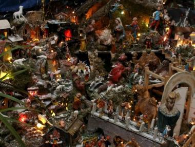 <b>NATIVITA CASALINGHE.</b> Due immagini del presepe realizzato dalla famiglia Baldassarri di Viareggio 