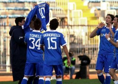 Levan Mchedlidze mostra la maglia di Ciccio Tavano al pubblico del Castellani dopo aver segnato il suo gol 