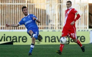 A destra Mirko Valdifiori mentre imposta unazione dattacco, sotto Daniele Mori cerca gloria nellarea di rigore del Grosseto e in basso Coppola (a sinistra) e Lazzari (a destra) durante la partita 