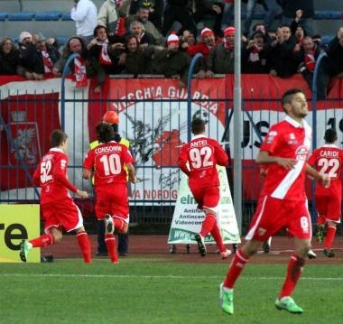 <b>ESULTANZA</b> I giocatori biancorossi festeggiano il secondo gol di Sforzini sotto la curva dei tifosi del Grifone              