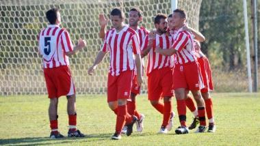 Il venturinese Matteo Lunghi e a sinistra lesultanza dei giocatori dellAudace dopo un gol     