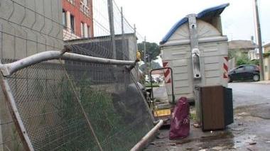 Ingombranti vicino ad un cassonetto