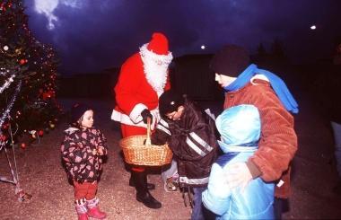 Babbo Natale consegna i regali ai bambini 