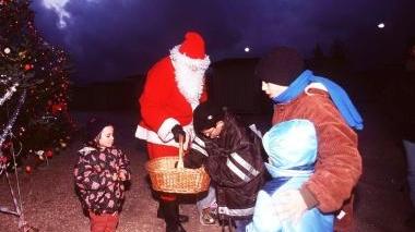 Babbo Natale consegna i regali ai bambini