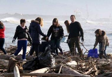 Gli alunni impegnati nella raccolta dei rifiuti in spiaggia 
