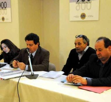 La riunione per l’illustrazione del piano strutturale, una veduta di Pontremoli e sotto il municipio